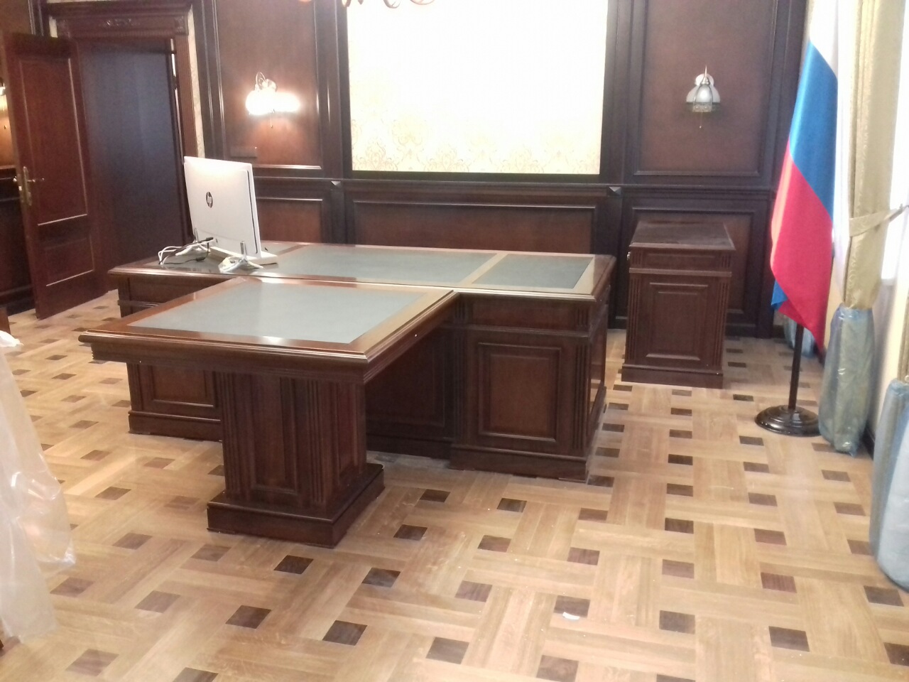 Кабинет руководителя с переговорной зоной Кабинет руководителя с переговорной зоной